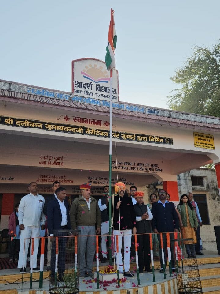 बडग़ांव में उपसरपंच देवड़ा ने फराया तिरंगा